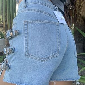 High waisted denim buckle short